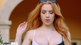 TUSHY - Scarlett Jones vraagt om een pak slaag