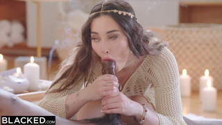 BLACKED - Aria Lee gooit zichzelf op de reusachtige staart