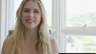 ZeroTolerance - sexy blond chick heeft geen probleem om haar kont schoppen