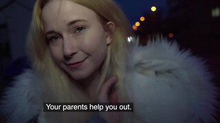 Openbaar Agent - Schattig blond meisje opgepikt op straat