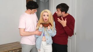 Hij heeft zijn strakke kont gevuld met dikke staarten door twee stiefbroers met een hard anaal trio