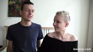 Ze huren zichzelf graag in om te neuken - home amateur clip