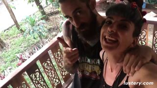Maya geeft zich over aan de grote man van Edward in de jungle