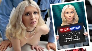 Emma Rosie zegt dat ze onschuldig is, maar ze biecht snel haar zonden op en pakt de lul van de agent