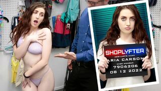 Pervert agent trekt Aria Carson's paarse string en neukt haar hard op de tafel