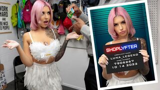 Sexy tiener wordt betrapt op het stelen van snoep in Halloween kostuum in de winkel