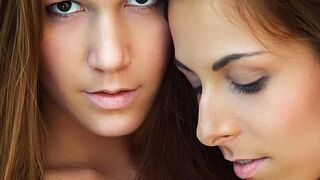 Hot lesbische knuffels van Alexis Crystal en Antonia Sainz