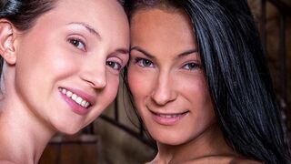 Lexi Dona troost haar liefde vriend Nataly Vont