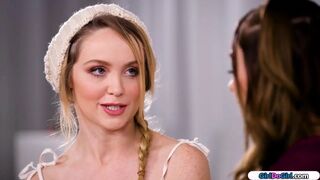 De magere verslaggever bekent dat ze de blonde met de tepels wil likken